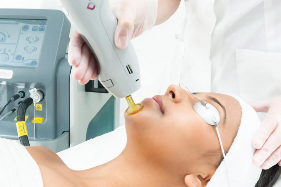 Fotorejuvenes<span class="d-sm-none d-md-inline d-lg-none">-<br>-</span>cimento e Fotoacne